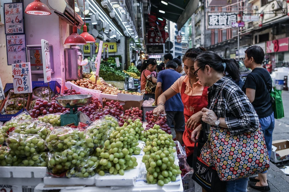 Người dân mua sắm tại một khu chợ ở Hong Kong ngày 3/10/2019. (Ảnh: AFP/TTXVN)