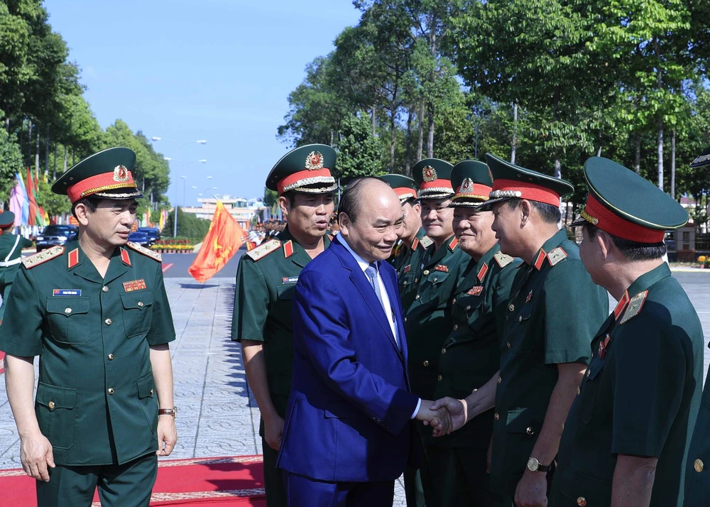 Thủ tướng Nguyễn Xuân Phúc với các cán bộ, sỹ quan chỉ huy của Bộ Tư lệnh Quân khu 9. (Ảnh: Thống Nhất/TTXVN)