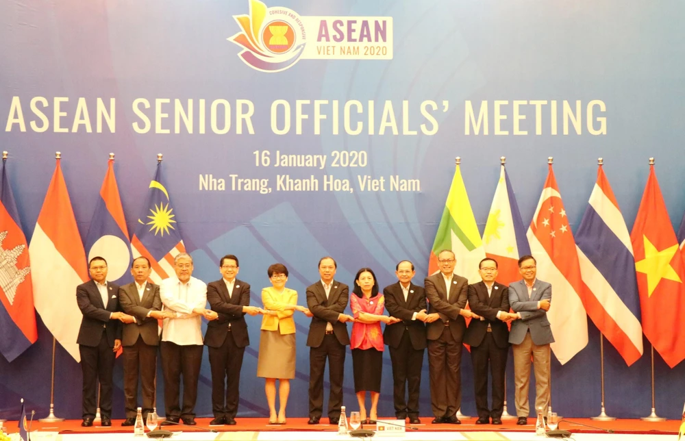Trưởng SOM các nước ASEAN chụp ảnh lưu niệm. (Ảnh: Tiên Minh/TTXVN)