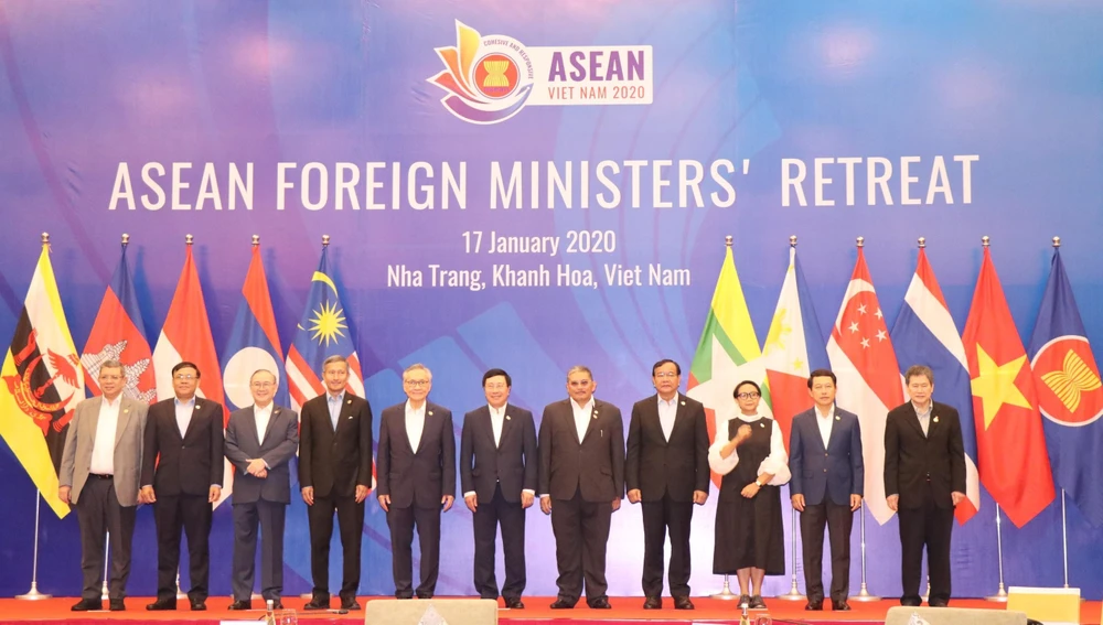 Phó Thủ tướng, Bộ trưởng Bộ Ngoại giao Phạm Bình Minh và các đại biểu chụp ảnh chung. (Ảnh: Tiên Minh/TTXVN)