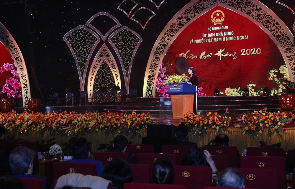 Phó Chủ tịch nước Đặng Thị Ngọc Thịnh phát biểu, chúc mừng kiều bào về Việt Nam vui Xuân đón Tết. (Ảnh: Lâm Khánh/TTXVN)