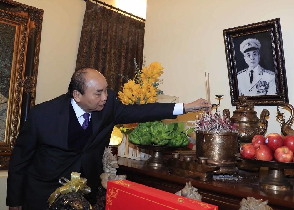 Thủ tướng Nguyễn Xuân Phúc đến dâng hương tưởng niệm Đại tướng Võ Nguyên Giáp. (Ảnh: Thống Nhất/TTXVN)