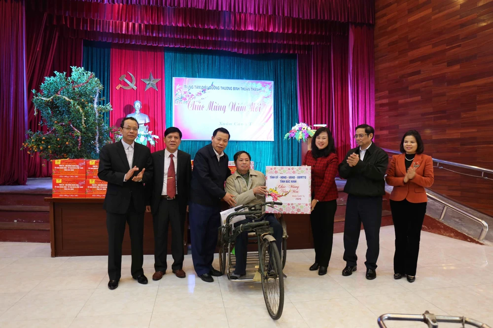 Đồng chí Phạm Minh Chính (thứ 2 từ phải) cùng các đồng chí lãnh đạo tỉnh Bắc Ninh tặng quà Trung tâm Điều dưỡng thương binh Thuận Thành. (Ảnh: Thanh Thương - TTXVN)