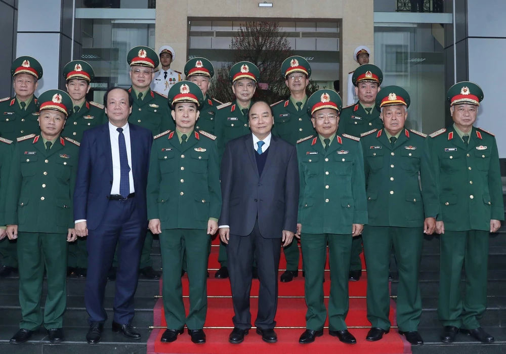 Thủ tướng Nguyễn Xuân Phúc đến thăm, kiểm tra công tác sẵn sàng chiến đấu và trực Tết Nguyên đán Canh Tý 2020 tại Tổng cục II, Bộ Quốc phòng. (Ảnh: Thống Nhất – TTXVN)