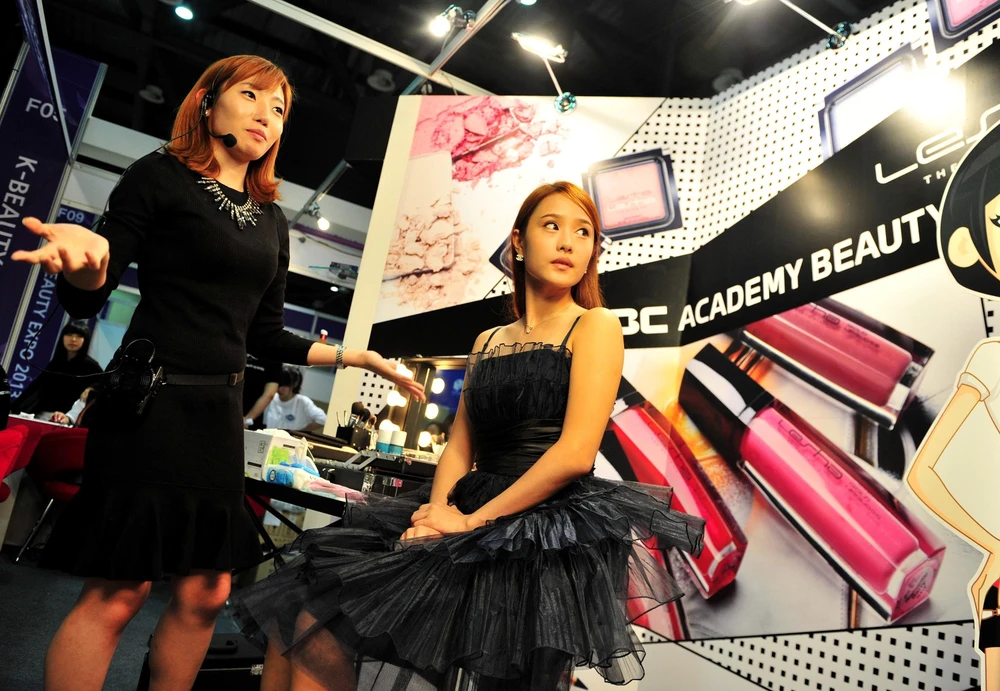 Mỹ phẩm được giới thiệu tại Triển lãm sắc đẹp và mỹ phẩm ở Goyang, Hàn Quốc. (Ảnh: AFP/ TTXVN)