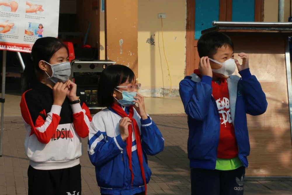Nhiều học sinh Nghệ An mang theo khẩu trang khi đến trường. (Ảnh: Bích Huệ/TTXVN)