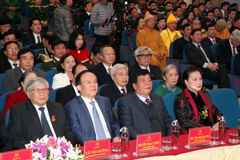 Ủy viên Bộ Chính trị, Chủ tịch Quốc hội Nguyễn Thị Kim Ngân cùng lãnh đạo tỉnh Hải Dương và các đại biểu dự buổi lễ. (Ảnh: Mạnh Tú/TTXVN)