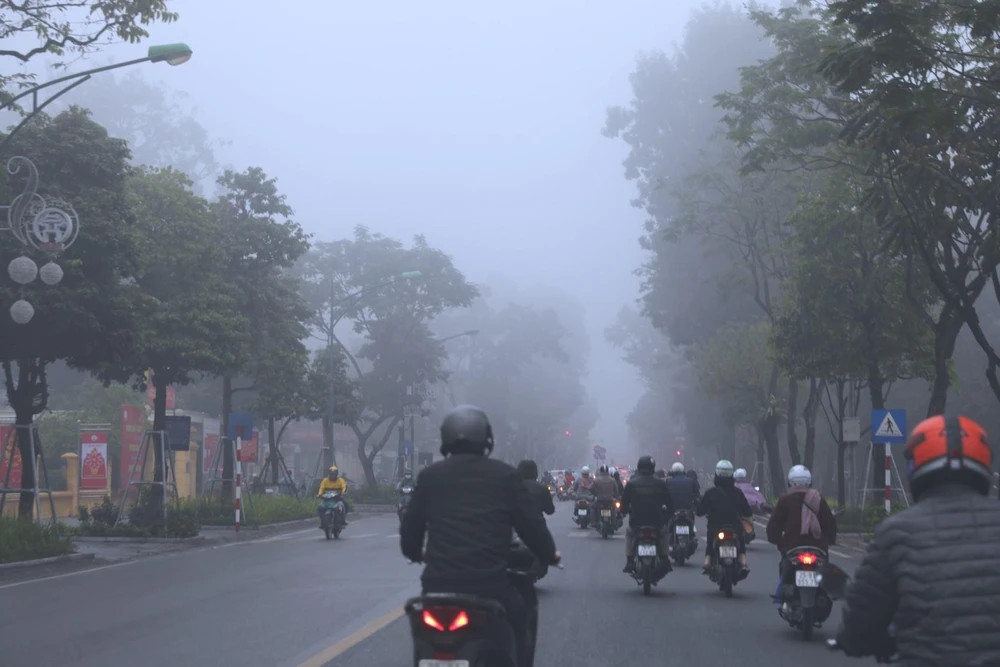Sương mù phủ kín đường Kim Mã, tầm nhìn xa hạn chế. (Ảnh: Thành Đạt/TTXVN)