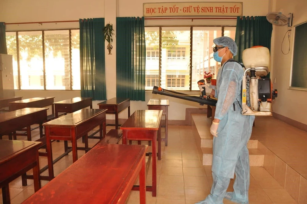 Phun xịt khử trùng tại các trường học trên địa bàn thành phố Đồng Xoài. (Ảnh: TTXVN phát)