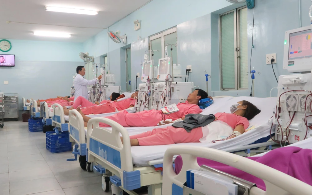 Các bệnh nhân điều trị tại Khoa Thận nhân tạo - Bệnh viện Chợ Rẫy thành phố Hồ Chí Minh. (Ảnh: Đinh Hằng/TTXVN)