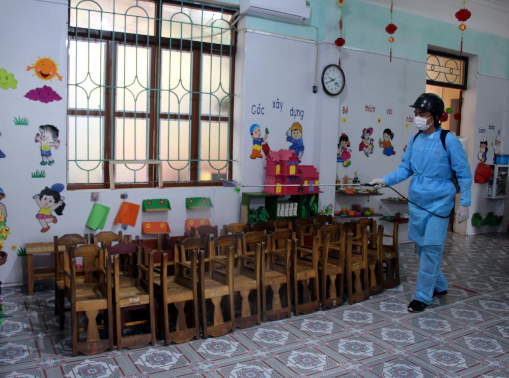 Phun hóa chất tiêu độc khử trùng tại trường Tiểu học Tam Hiệp (Yên Thế, Bắc Giang). (Ảnh: Đồng Thúy/TTXVN)