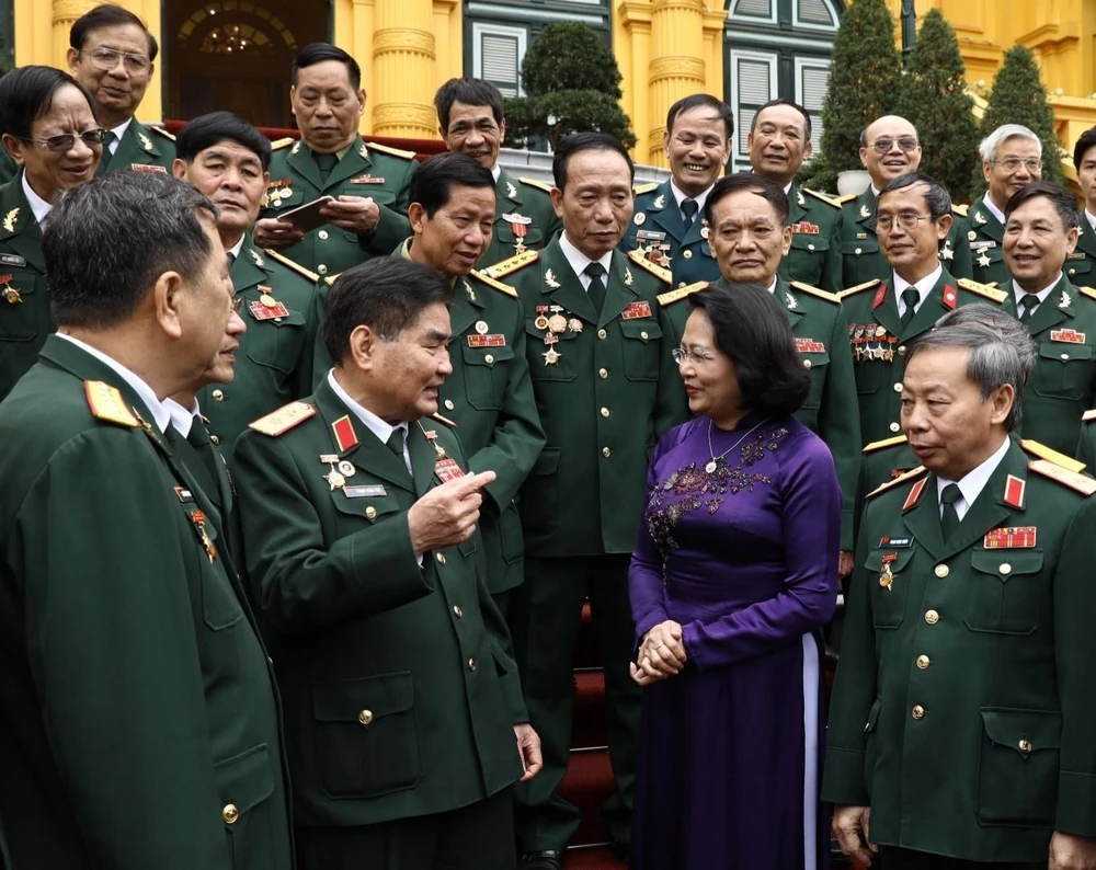Phó Chủ tịch nước Đặng Thị Ngọc Thịnh với các đại biểu. (Ảnh: Văn Điệp/TTXVN)