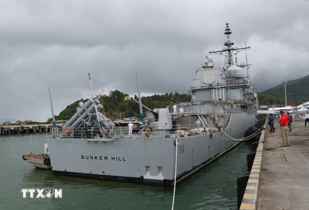 Tàu USS Bunker Hill (CG52) cập cảng Tiên Sa, thành phố Đà Nẵng. (Ảnh: Quốc Dũng/TTXVN)