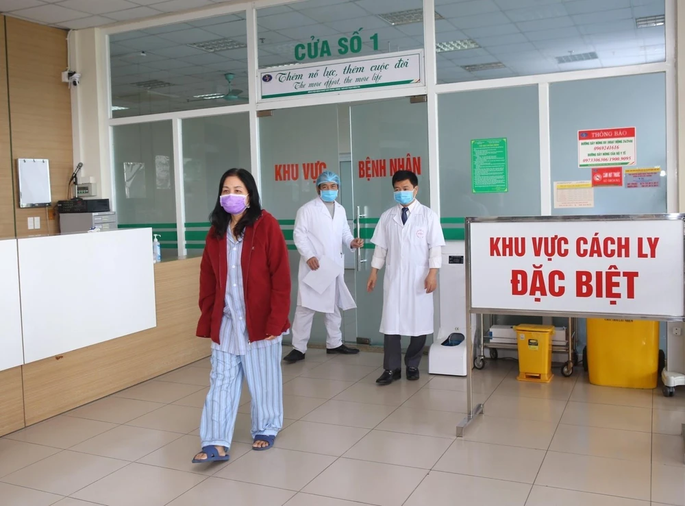 Bệnh nhân xuất viện tại Bệnh viện Bệnh Nhiệt đới Trung ương. (Ảnh minh họa: Danh Lam/TTXVN)