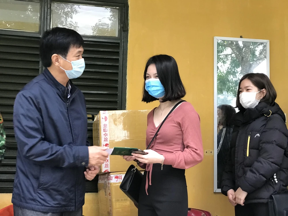 Đại diện Trung tâm Kiểm soát bệnh tật tỉnh Thanh Hóa trao giấy chứng nhận cho 166 công dân. (Ảnh: Hoa Mai/TTXVN)