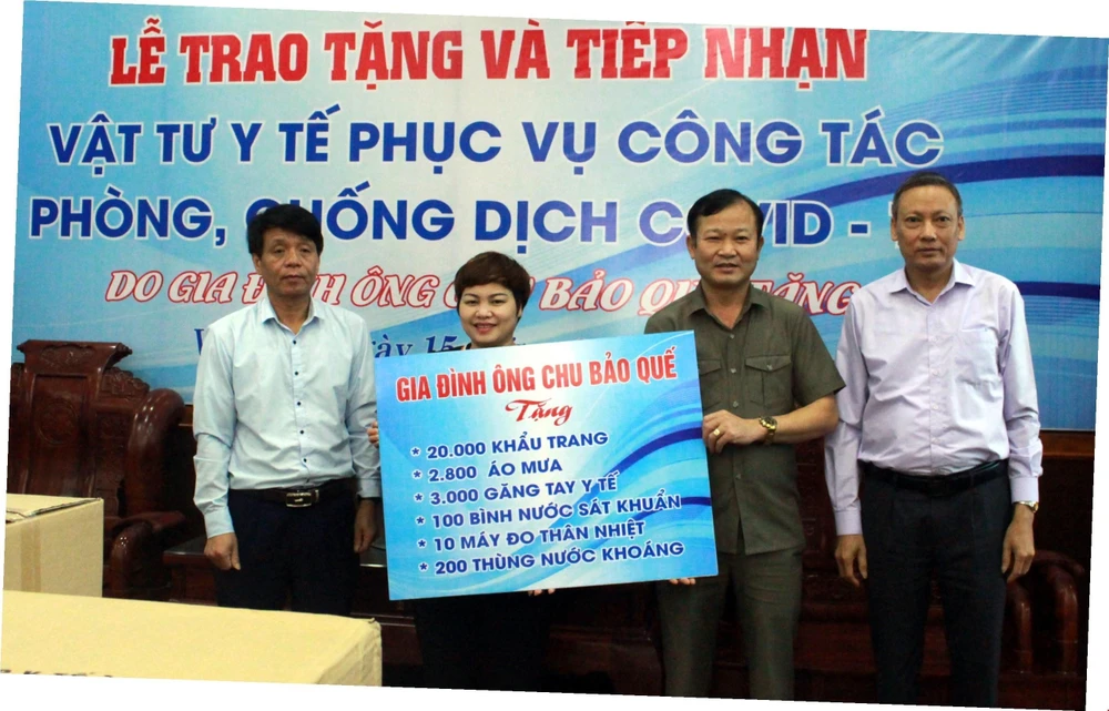 Đại diện gia đình ông Chu Bảo Quế trao tặng vật tư y tế cho UBND huyện Việt Yên, Bắc Giang. (Ảnh: Đồng Thúy/TTXVN)