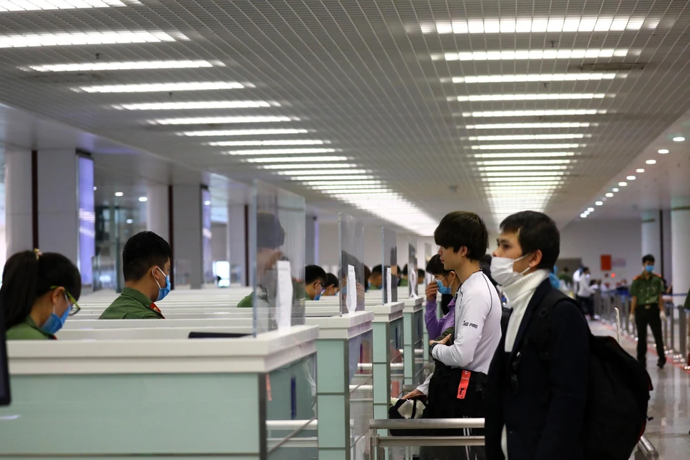 Hành khách làm thủ tục nhập cảnh tại sân bay quốc tế Nội Bài. (Ảnh: Huy Hùng/TTXVN)
