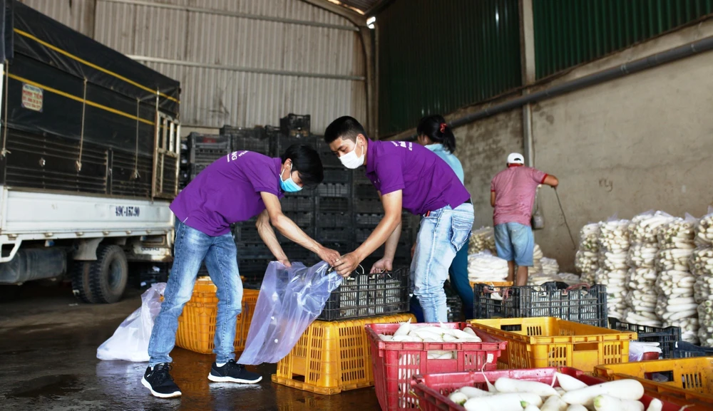 Lâm Đồng tặng 5 tấn nông sản cho người dân vùng dịch Ninh Thuận. (Ảnh: Đặng Tuấn/TTXVN)