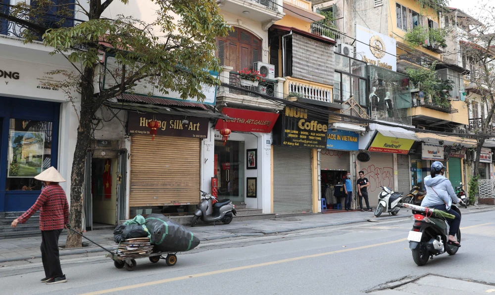 Từ sáng 24/3/2020, nhiều hộ kinh doanh trong khu vực phố cổ thuộc địa bàn quận Hoàn Kiếm đã đóng cửa, ngừng kinh doanh để hạn chế tập trung đông người. (Ảnh: Thanh Tùng/TTXVN)