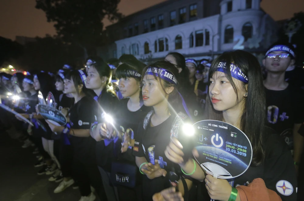 Sinh viên các trường đại học trên địa bàn Hà Nội tham gia chiến dịch Giờ Trái Đất 2019. (Ảnh: Trần Việt/TTXVN)