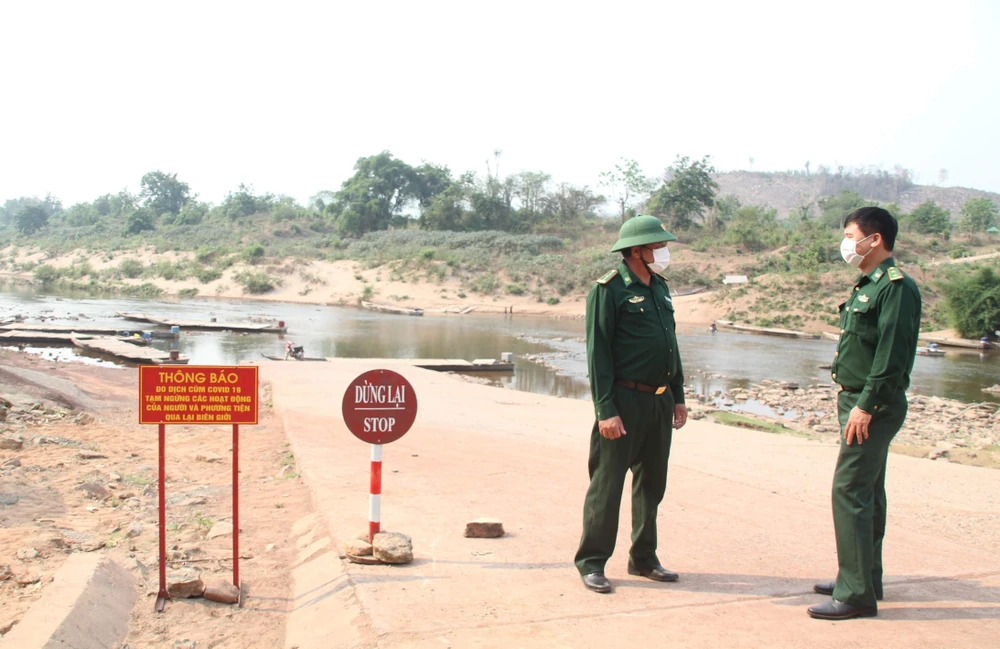 Biên phòng Quảng Trị lập chốt chặn để kiểm soát người qua lại biên giới Việt Nam-Lào. (Ảnh: Nguyên Lý/TTXVN)
