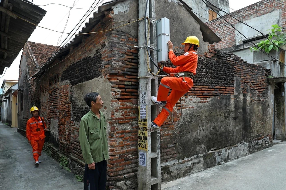 Công nhân Tổng Công ty Điện lực TP Hà Nội vận hành cung cấp điện cho các phụ tải trên địa bàn. (Ảnh: Ngọc Hà/TTXVN)