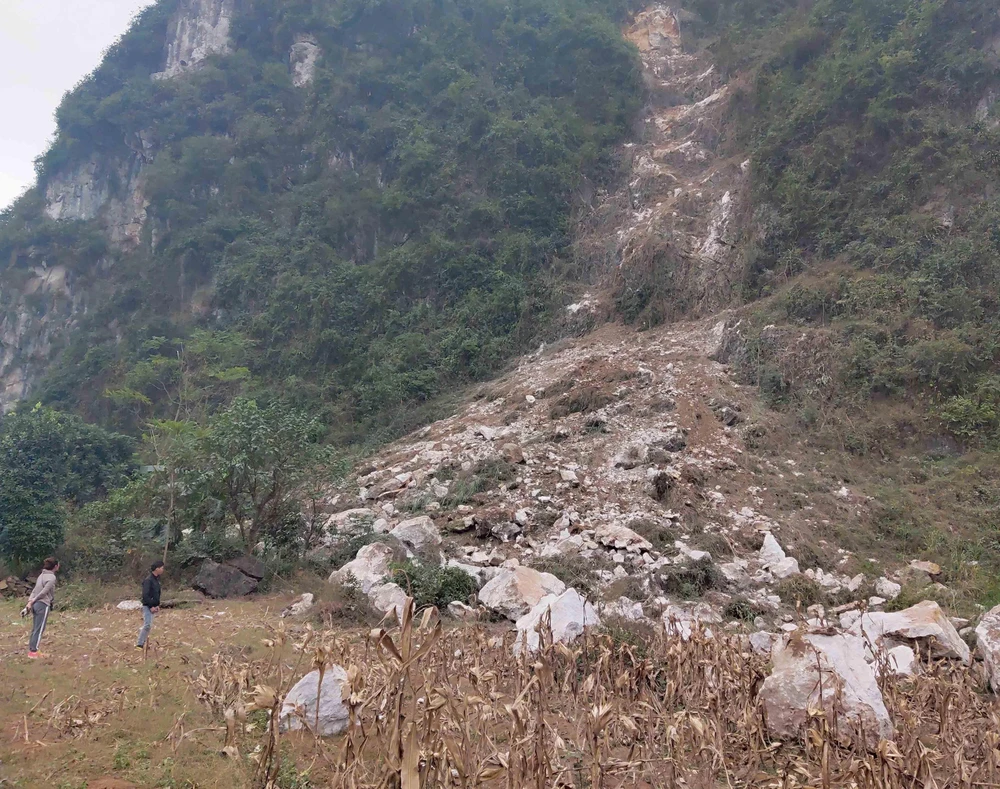 Nhiều ngọn núi ở xã Đàm Thủy huyện Trùng Khánh (Cao Bằng) bị lở đá sau động đất. (Ảnh: Quốc Đạt/TTXVN)
