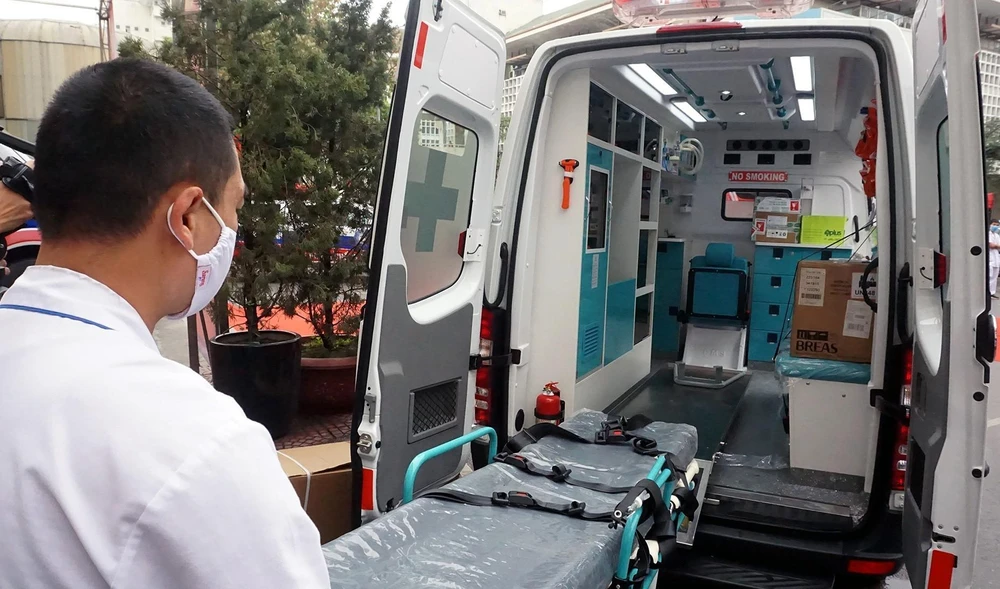 Xe cứu thương được trang thiết bị y tế cần thiết và hiện đại. (Ảnh: TTXVN phát)