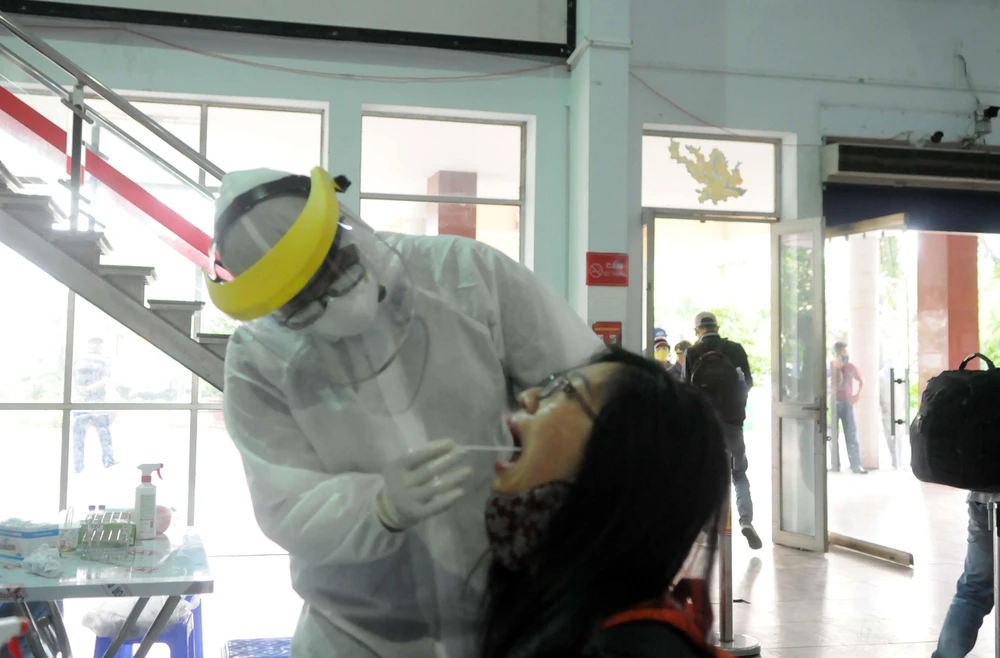 Nhân viên y tế lấy mẫu xét nghiệm virus SARS-Cov-2. (Ảnh: Tiến Lực/TTXVN)