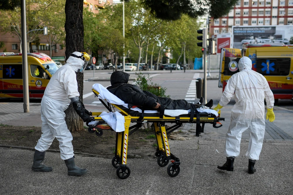 Nhân viên y tế chuyển bệnh nhân mắc COVID-19 tại Madrid, Tây Ban Nha ngày 11/4/2020. (Ảnh: AFP/TTXVN)