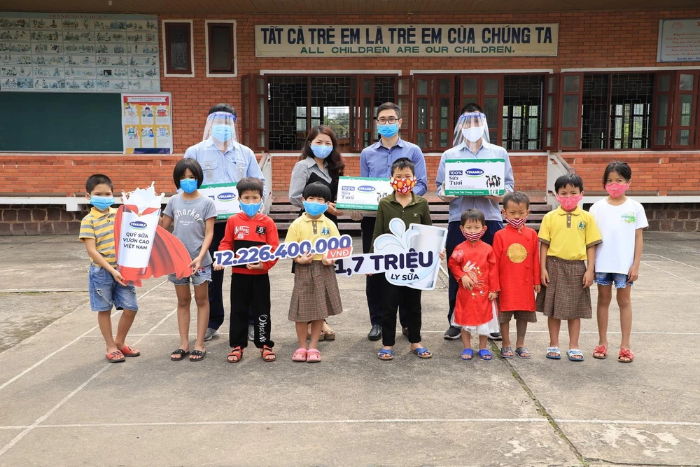 Các em nhỏ Làng trẻ em SOS Thành phố Vinh rất hào hứng khi được các cô chú nhà máy sữa Nghệ An đến thăm và tặng sữa. (Nguồn: Vietnam+)