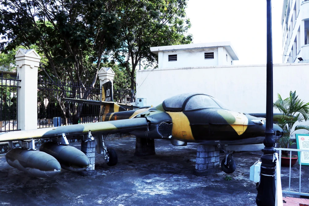 Một trong 5 chiếc máy bay A-37 ném bom vào sân bay Tân Sơn Nhất ngày 28/4/1975, được trưng bày tại Bảo tàng Chiến dịch Hồ Chí Minh (Bảo tàng Quân khu 7). (Ảnh: Xuân Khu/TTXVN)