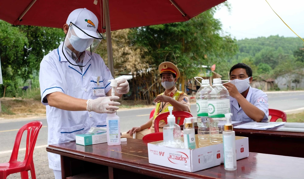 Khánh Hòa lập 5 chốt kiểm tra y tế người đi vào địa bàn. (Ảnh minh họa: Nguyễn Dũng/TTXVN)