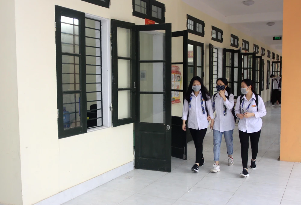 Học sinh trường THPT Lê Quý Đôn, thành phố Thái Bình đi học trở lại. (Ảnh: Thế Duyệt/TTXVN)