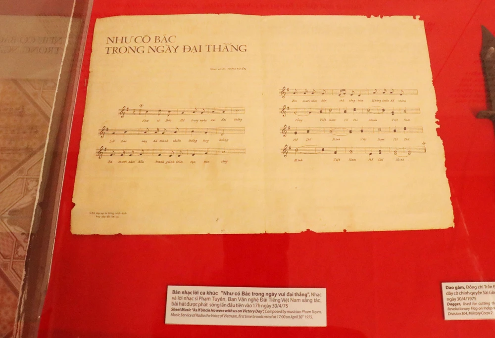 Bản nhạc và lời bài hát “Như có Bác trong ngày vui đại thắng” do nhạc sỹ Phạm Tuyên sáng tác và được phát sóng lên vào ngày 30/4/1975 được trưng bày tại Triển lãm. (Ảnh: Xuân Khu/TTXVN.)