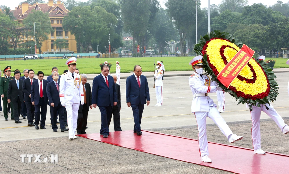 Đoàn đại biểu Lãnh đạo Đảng, Nhà nước đặt vòng hoa và vào Lăng viếng Chủ tịch Hồ Chí Minh. (Ảnh: Dương Giang/TTXVN)