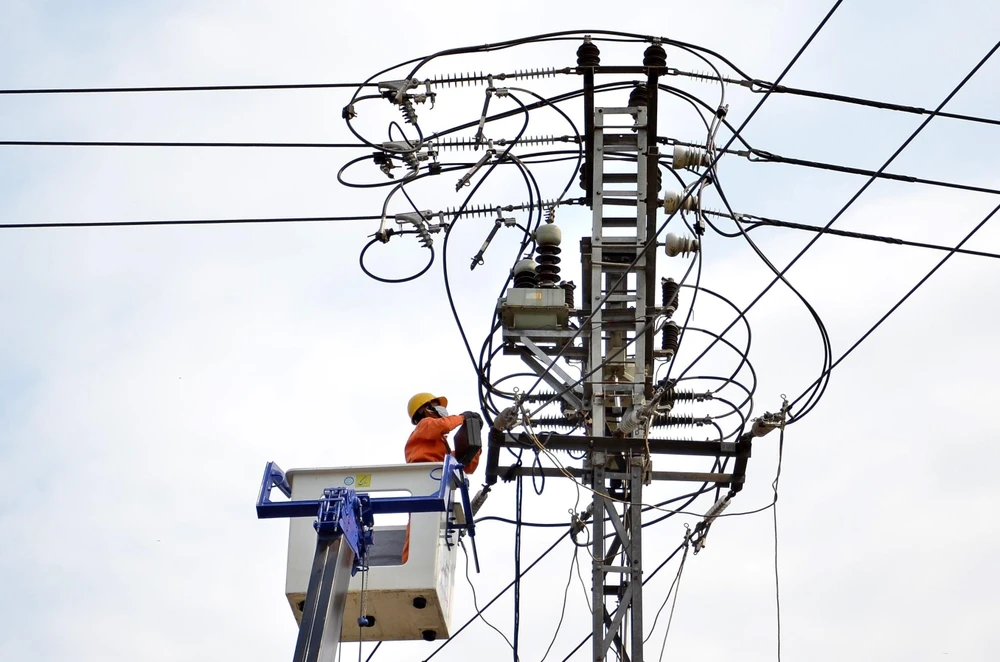 Công nhân Công ty Điện lực Quảng Ngãi nâng cấp hệ thống lưới điện. (Ảnh: Ngọc Hà/TTXVN)