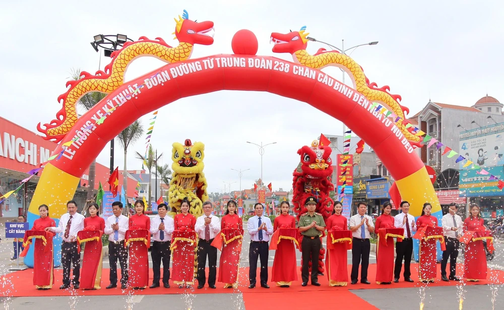 Chủ tịch Ủy ban Nhân dân thành phố Hải Phòng Nguyễn Văn Tùng cùng các đại biểu cắt băng thông thông xe kỹ thuật tuyến đường. (Ảnh: Minh Thu/TTXVN)