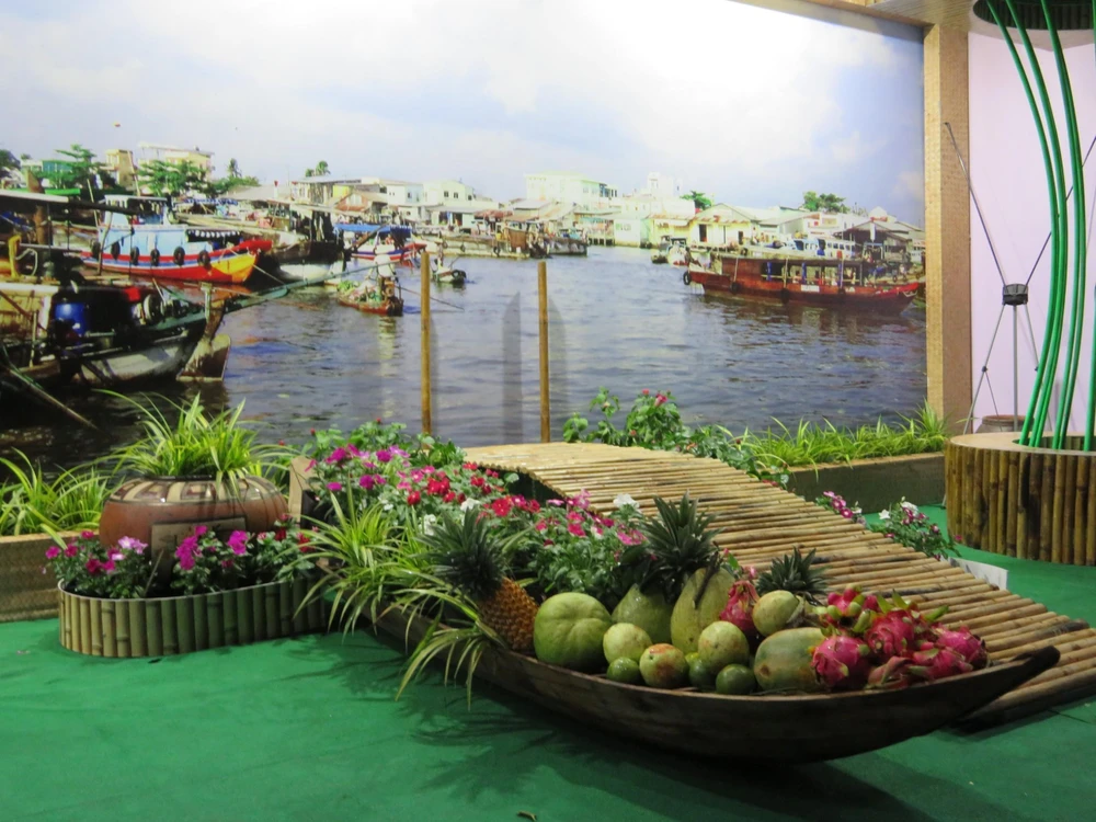Mô hình Chợ nổi Cái Răng được tái hiện tại sự kiện Ngày hội Du lịch - Đêm Hoa đăng Ninh Kiều, Cần Thơ lần thứ III năm 2019. (Ảnh: Ánh Tuyết/TTXVN)