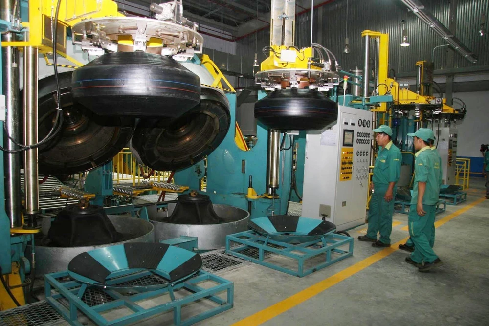 Hoạt động sản xuất tại nhà máy sản xuất lốp xe tải Radial công suất 600.000 lốp/năm của Công ty cổ phần Cao su Đà Nẵng, tại Khu công nghiệp Liên Chiểu (Đà Nẵng). Ảnh: Văn Sơn - TTXVN
