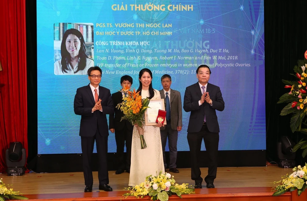 Phó Giáo sư,Tiến sỹ Vương Thị Ngọc Lan nhận Giải thưởng Tạ Quang Bửu. (Ảnh: Anh Tuấn/TTXVN)