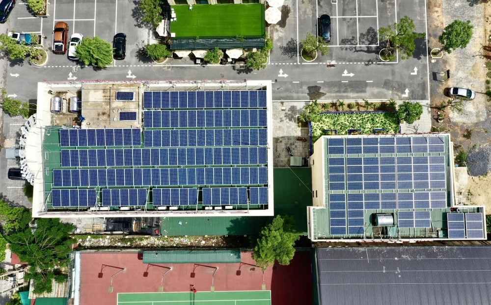 Phát triển điện mặt trời trên mái nhà ở Quảng Bình. (Ảnh: Đức Thọ/TTXVN)