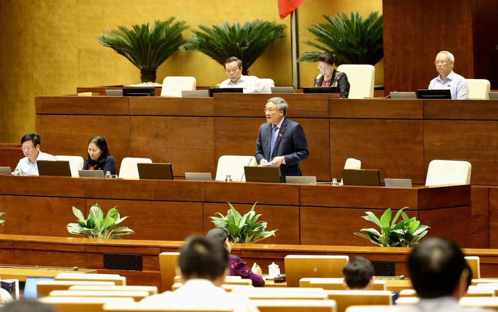 Chánh án Toà án Nhân dân Tối cao Nguyễn Hoà Bình phát biểu làm rõ một số vấn đề đại biểu Quốc hội nêu. (Ảnh: Dương Giang/TTXVN)
