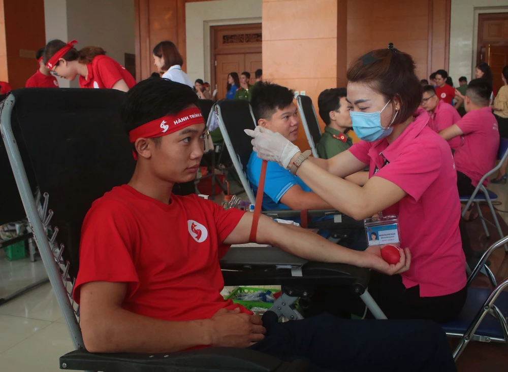 Chương trình Hành trình đỏ thu hút nhiều đoàn viên, thanh niên tham gia hiến máu tình nguyện. (Ảnh: Chu Hiệu/TTXVN)