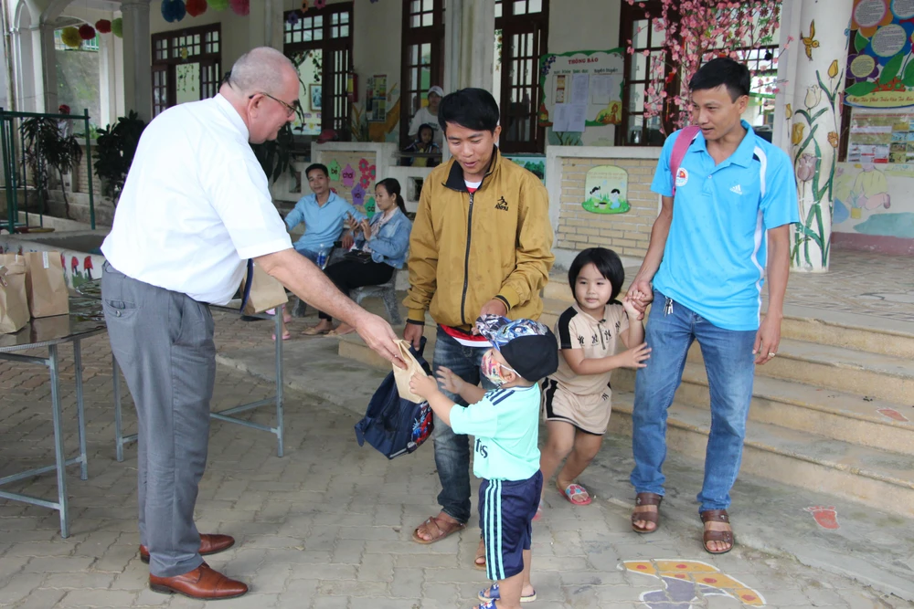 Đại sứ Bỉ tại Việt Nam Paul Jansen trao tặng túi quà đồ dùng vệ sinh cá nhân cho trẻ mầm non. (Nguồn: Vietnam+)