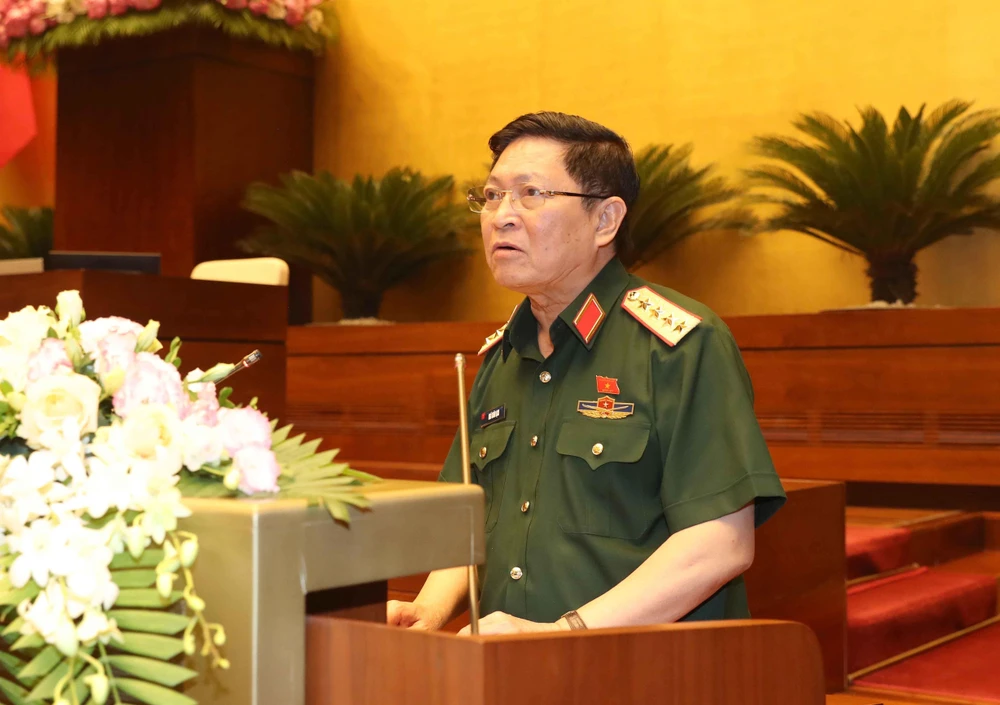 Bộ trưởng Bộ Quốc phòng Ngô Xuân Lịch giải trình ý kiến của đại biểu Quốc hội. (Ảnh: Doãn Tấn/TTXVN)