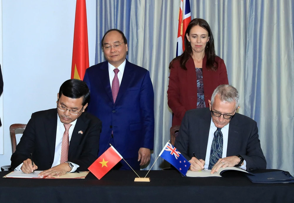 Thủ tướng Nguyễn Xuân Phúc và Thủ tướng New Zealand Jacinda Ardern chứng kiến lễ ký Kế hoạch hợp tác chiến lược giữa Bộ Giáo dục và Đào tạo Việt Nam và Cơ quan Giáo dục New Zealand về giáo dục-đào tạo giai đoạn 2018-2020, ngày 13/3/2018, trong chuyến thăm