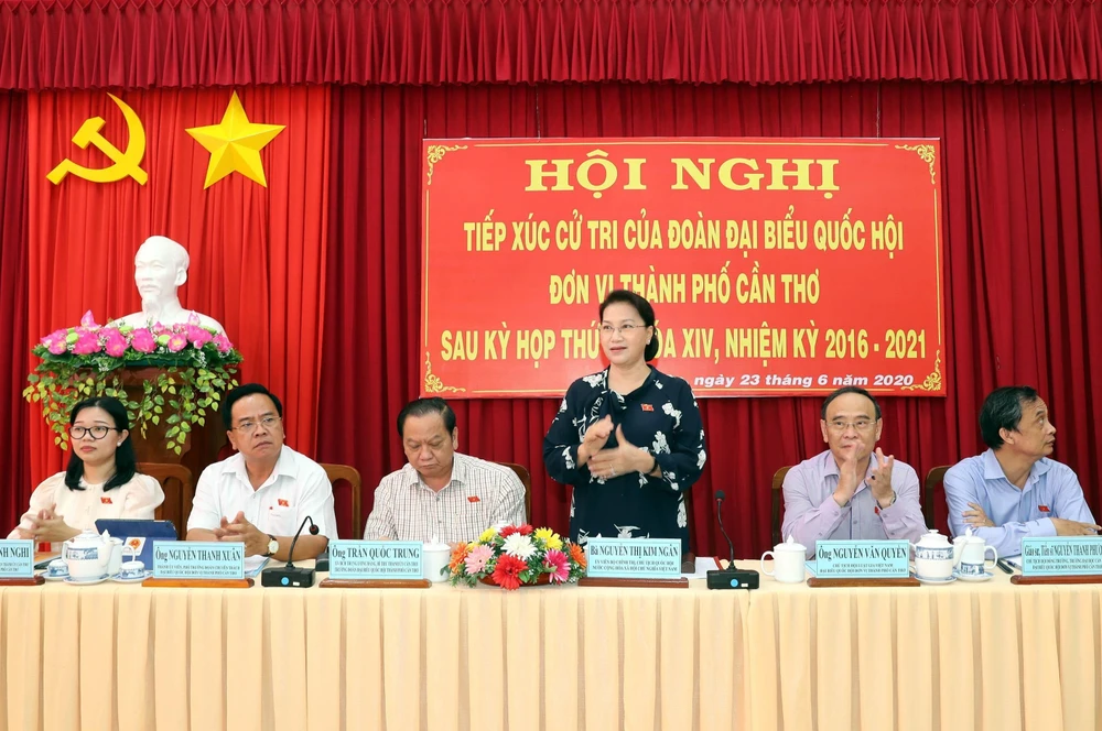 Chủ tịch Quốc hội Nguyễn Thị Kim Ngân cùng các đại biểu Quốc hội tham dự buổi tiếp xúc cử tri. (Ảnh: Trọng Đức/TTXVN)