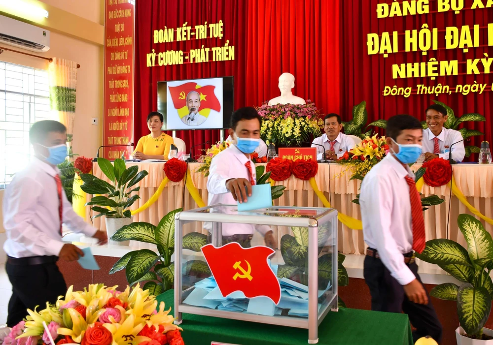 Bỏ phiếu bầu Ban Chấp hành Đảng bộ xã Đông Thuận, huyện Thới Lai, thành phố Cần Thơ nhiệm kỳ 2020-2025. (Ảnh minh họa: Thanh Liêm/TTXVN)