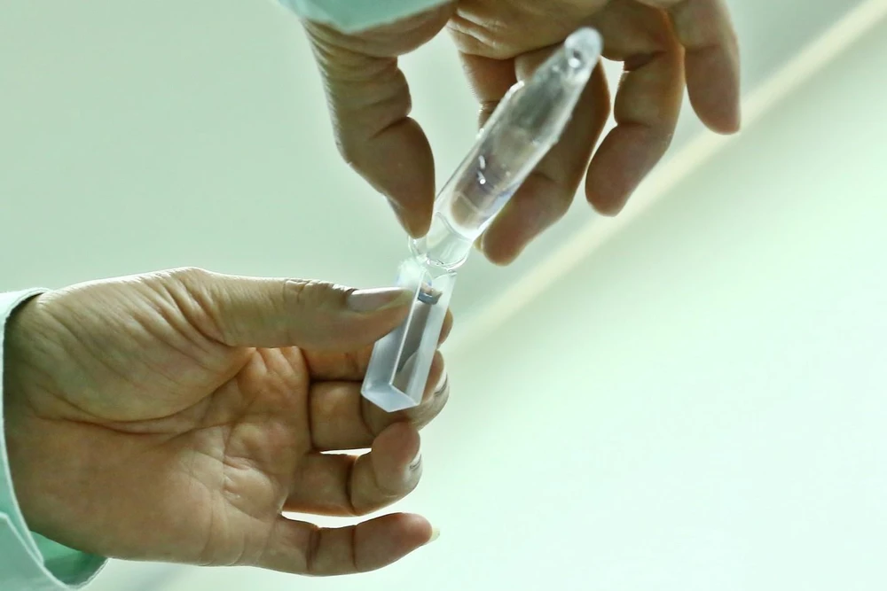 Nghiên cứu định lượng protein trong vắcxin tại phòng thí nghiệm của Công ty TNHH MTV Vắcxin và sinh phẩm số 1 (Vabiotech). (Ảnh: Minh Quyết/TTXVN)